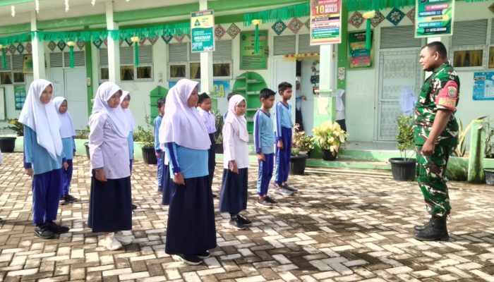 Babinsa Bireuen Latih PBB Siswa MIN 41 untuk Disiplin