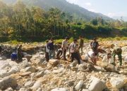 Babinsa dan Warga Percepat Pembangunan Jembatan Gantung Perintis