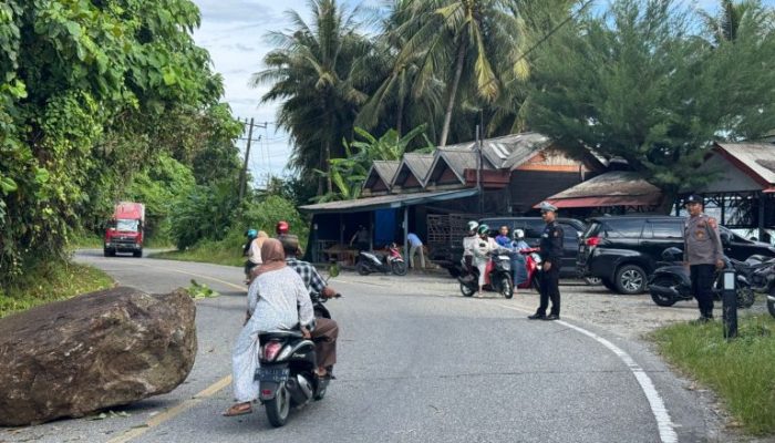 Batu Gunung Jatuh di Jalur Nasional Aceh Selatan, Polisi Turun Tangan