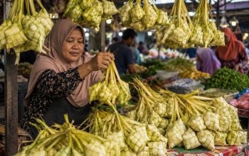 Penjualan Ketupat di Lambaro Sepi Jelang Iduladha