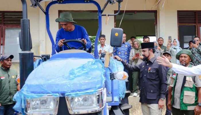 Al-Farlaky Serahkan Alsintan, Targetkan Aceh Timur Lumbung Pangan