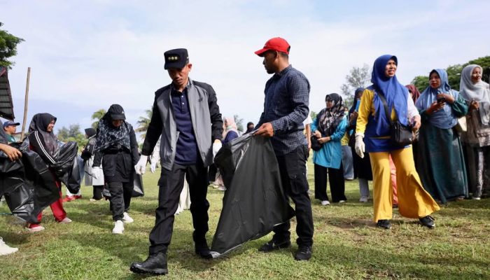 Hari Buruh, Pemkab Aceh Barat Gelar Gotong Royong dan Dialog