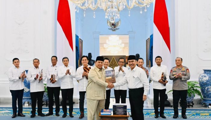 Presiden Prabowo Terima 10 Buku Rekomendasi Reformasi Polri hingga 2029