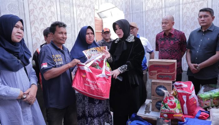 Illiza Kunjungi Korban Cuaca Ekstrem dan Salurkan Bantuan