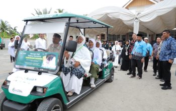 Bank Aceh Serahkan Buggy Car untuk Jemaah Haji Lansia