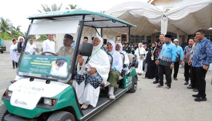 Bank Aceh Serahkan Buggy Car untuk Jemaah Haji Lansia