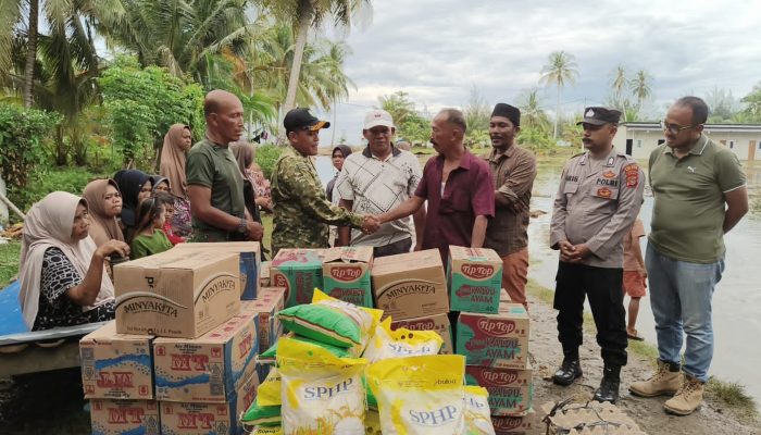 Dandim Salurkan Bantuan untuk Korban Banjir Rob di Aceh Utara