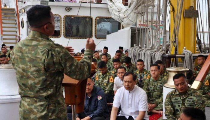 Taruna AAL Salat Iduladha di Geladak KRI Bima Suci