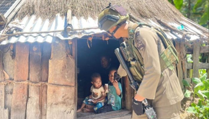 Satgas Ops Damai Cartenz Gelar Patroli Humanis di Sinak