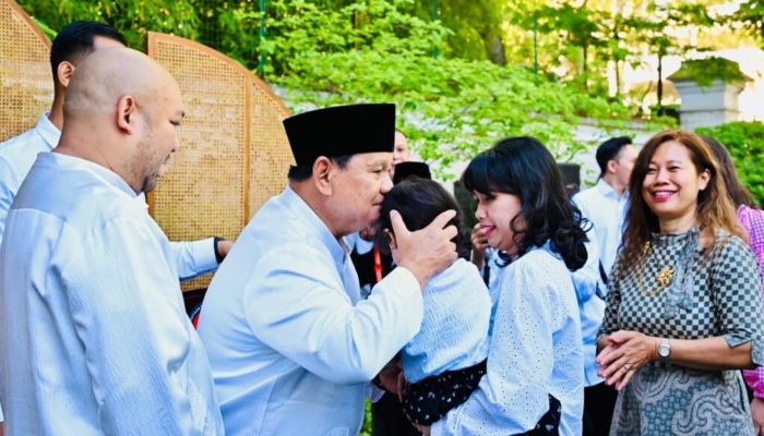 WNI Haru Salat Iduladha Bersama Prabowo di Paris