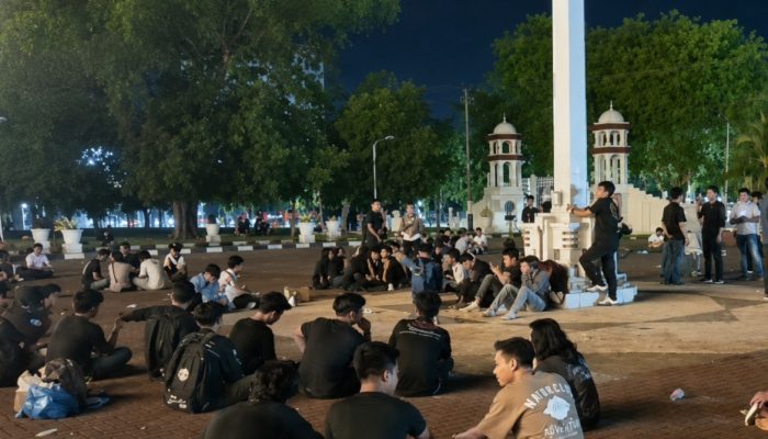 Massa Bertahan di Kantor Gubernur Aceh Hingga Malam