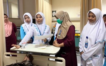 Feature: Di Balik Seragam Putih, Mulya Menjaga Harapan di Tengah Luka