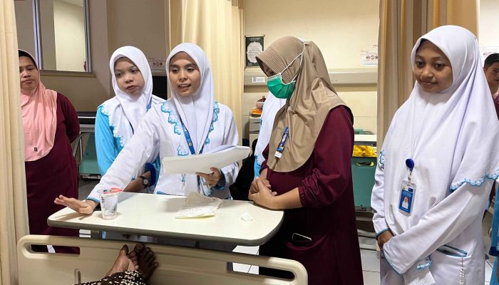 Feature: Di Balik Seragam Putih, Mulya Menjaga Harapan di Tengah Luka