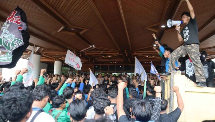 Enam Pendemo Diamankan Polisi Saat Aksi Tolak Pergub JKA