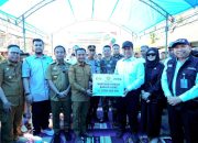 Mentan Amran Salurkan Bantuan untuk Korban Bencana Bone