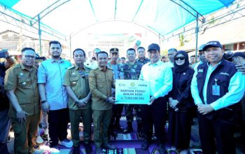 Mentan Amran Salurkan Bantuan untuk Korban Bencana Bone