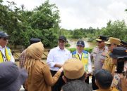 Mentan Amran Salurkan Bantuan Rp10 Miliar untuk Korban Banjir di Sultra