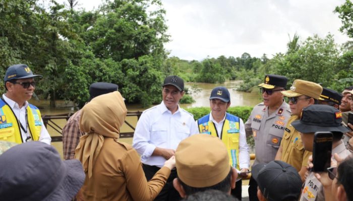 Mentan Amran Salurkan Bantuan Rp10 Miliar untuk Korban Banjir di Sultra