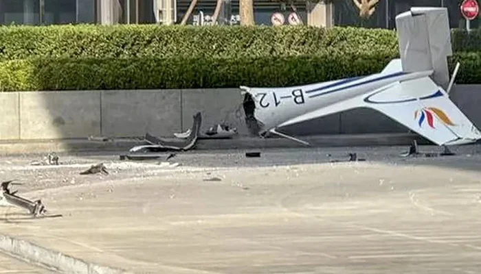Pilot Tewas Setelah Pesawat Ringan Tabrak Gedung Tertinggi Beijing, 13 Terluka