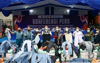 Bea Cukai Sikat Ribuan Bal Pakaian Bekas Ilegal