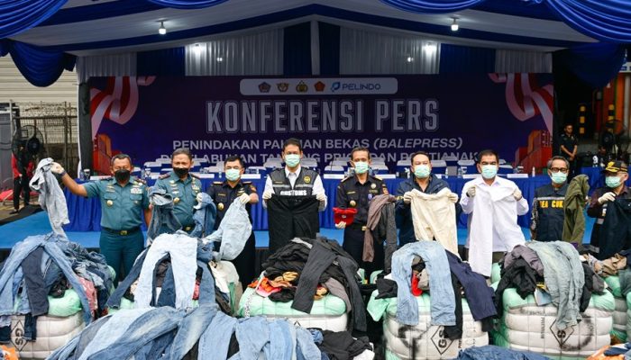 Bea Cukai Sikat Ribuan Bal Pakaian Bekas Ilegal