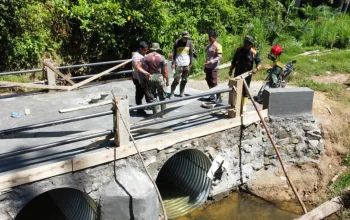 TNI Bersama Warga Percepat Pembangunan Jembatan di Simpang Kiri
