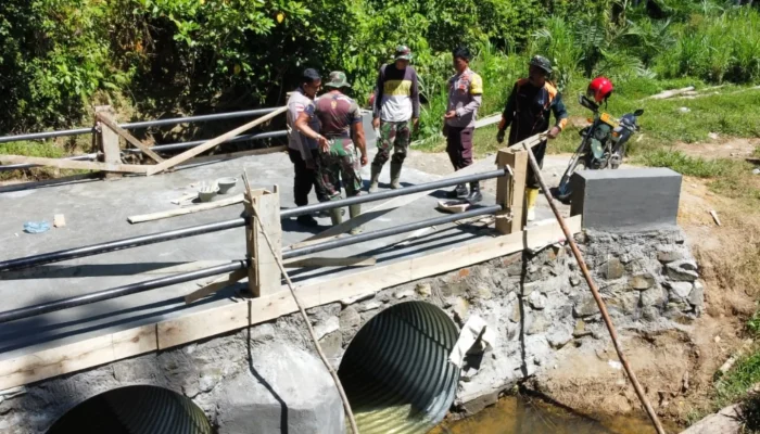 TNI Bersama Warga Percepat Pembangunan Jembatan di Simpang Kiri