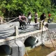 TNI Bersama Warga Percepat Pembangunan Jembatan di Simpang Kiri