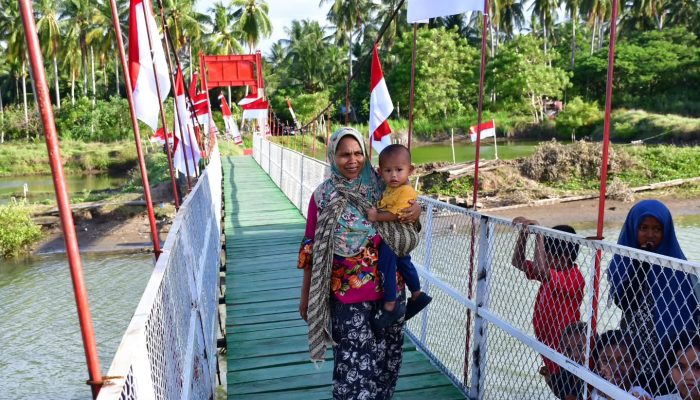 Dandim Bireuen Resmikan Jembatan Gantung Perintis Garuda di Kukue