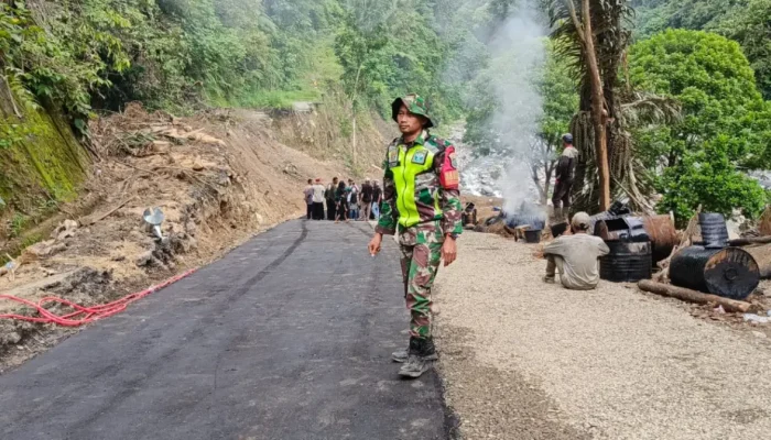 Pengaspalan Swadaya Jalan Enang-Enang Masuki Tahap Ketiga