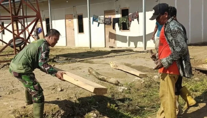 Danramil Langkahan Pimpin Gotong Royong Bersihkan Kawasan Huntara