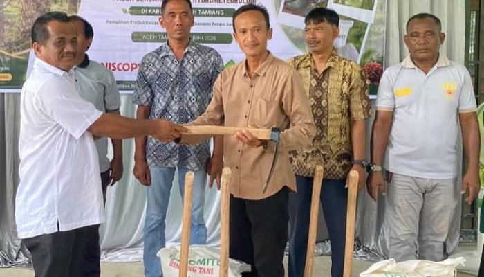 Wabup Aceh Tamiang Serahkan Bantuan untuk Petani Sawit