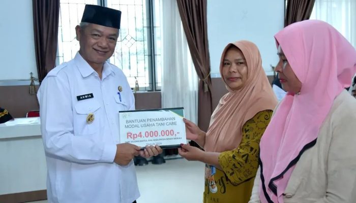 Wabup Bener Meriah Serahkan Bantuan Modal Usaha