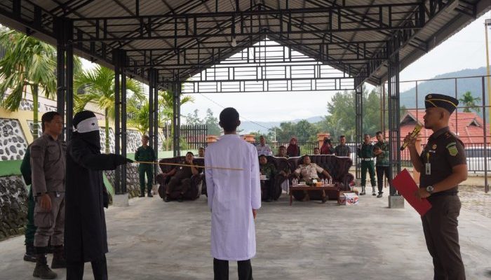 Enam Terpidana Dicambuk, Satu Ditunda karena Hamil
