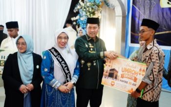 Dua Santri Az-Zahra Raih Hadiah Umrah