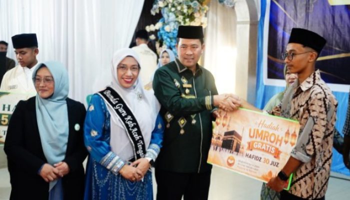 Dua Santri Az-Zahra Raih Hadiah Umrah