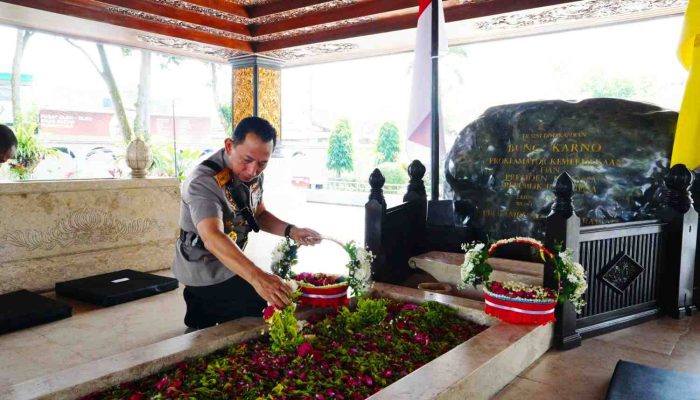 Kapolri Ziarah ke Makam Bung Karno Jelang Hari Bhayangkara