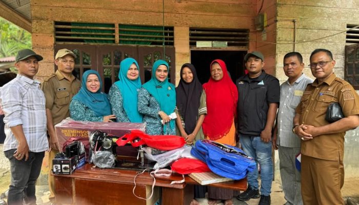 Asnah, Siswi Yatim Pengayuh Sepeda Terima Mesin Jahit