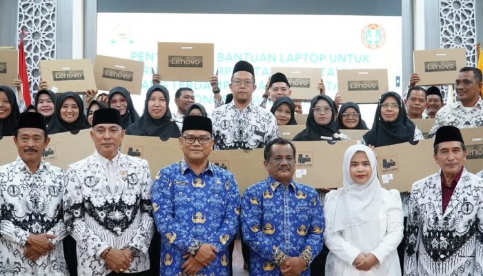 PGRI DKI Salurkan Laptop untuk Guru Aceh Tamiang