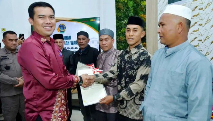 Pemkab Bener Meriah Serahkan Sertifikat Tanah Wakaf