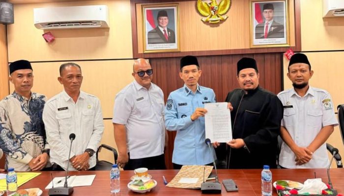 Bupati Aceh Barat Serahkan Perbup Adat Perkawinan ke MAA