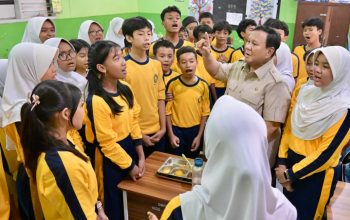 Prabowo Tinjau Program Makan Bergizi Gratis di SMPN 111 Jakarta
