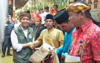 Menhut Serahkan 10 SK Hutan Adat