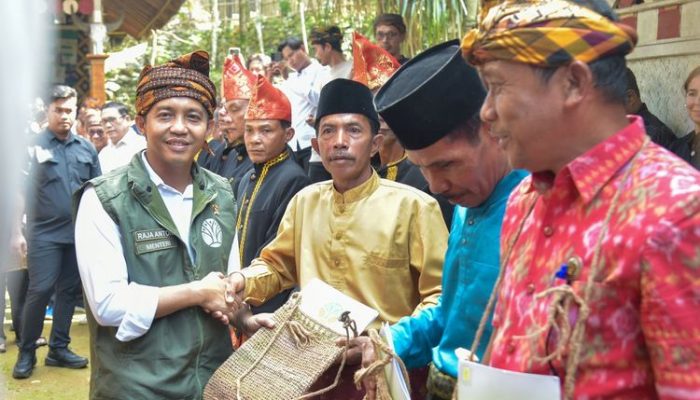 Menhut Serahkan 10 SK Hutan Adat