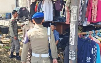Satpol PP-WH Banda Aceh Tertibkan Pedagang “Thrifting” di Depan Rumah Warga