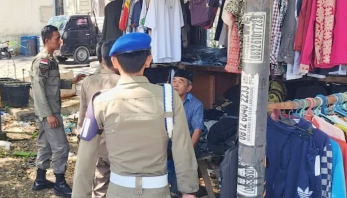 Satpol PP-WH Banda Aceh Tertibkan Pedagang “Thrifting” di Depan Rumah Warga