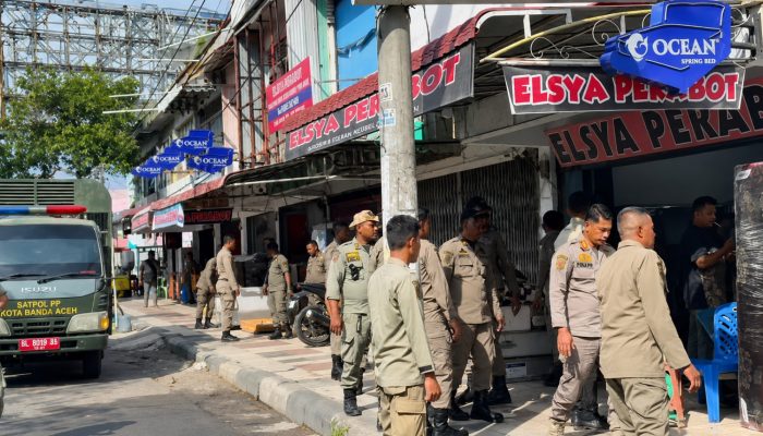 Satpol PP-WH Banda Aceh Tertibkan Pedagang yang Kuasai Trotoar