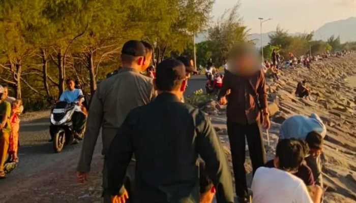Satpol PP-WH Banda Aceh Tertibkan Remaja di Pantai Jelang Magrib