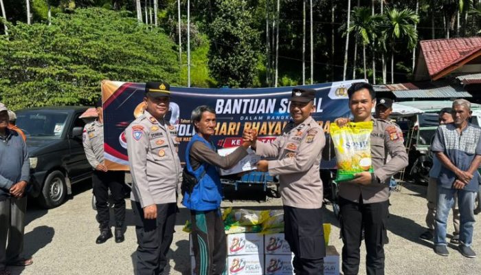 Polres Aceh Selatan Salurkan Bansos kepada Pengemudi Becak Motor