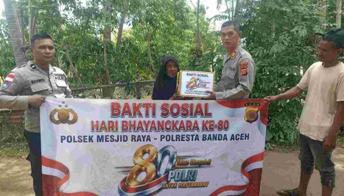 Polsek Mesjid Raya Salurkan Bansos Sambut HUT ke-80 Bhayangkara